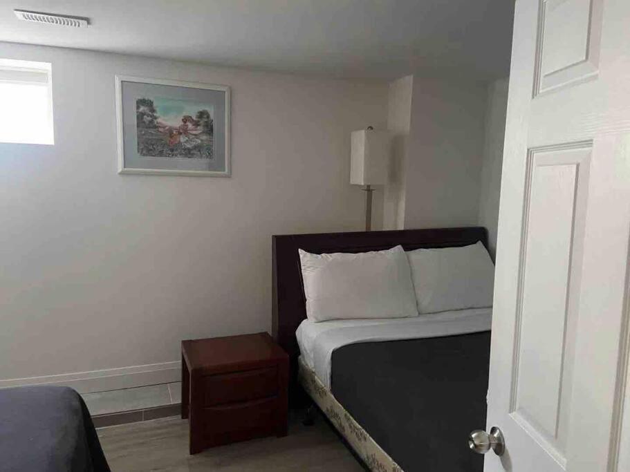 Modern House Newly Furnished 3 Mins Drive To Fall Niagara Bagian luar foto