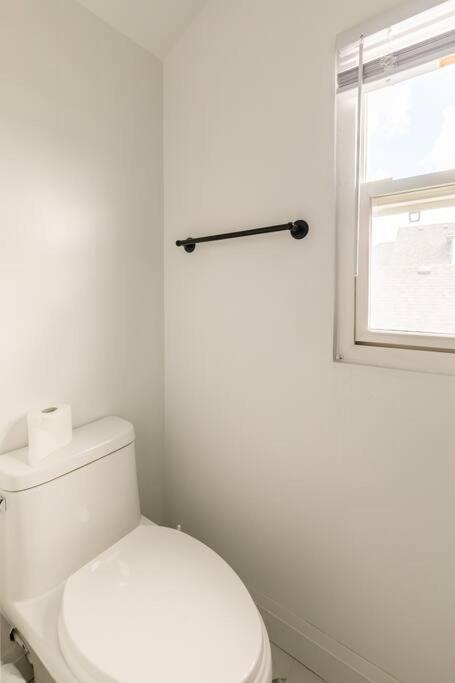 Modern House Newly Furnished 3 Mins Drive To Fall Niagara Bagian luar foto