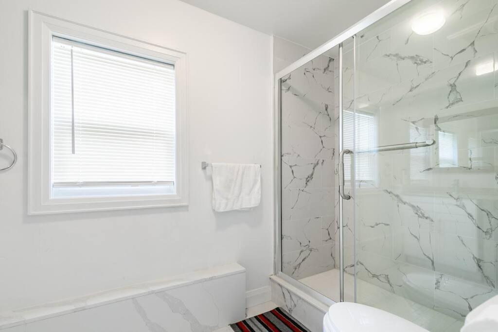 Modern House Newly Furnished 3 Mins Drive To Fall Niagara Bagian luar foto