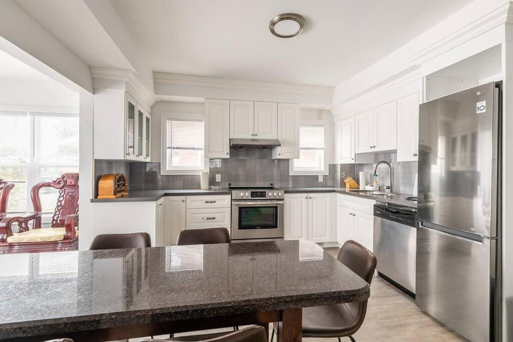 Modern House Newly Furnished 3 Mins Drive To Fall Niagara Bagian luar foto