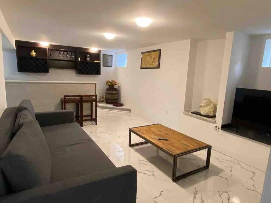 Modern House Newly Furnished 3 Mins Drive To Fall Niagara Bagian luar foto
